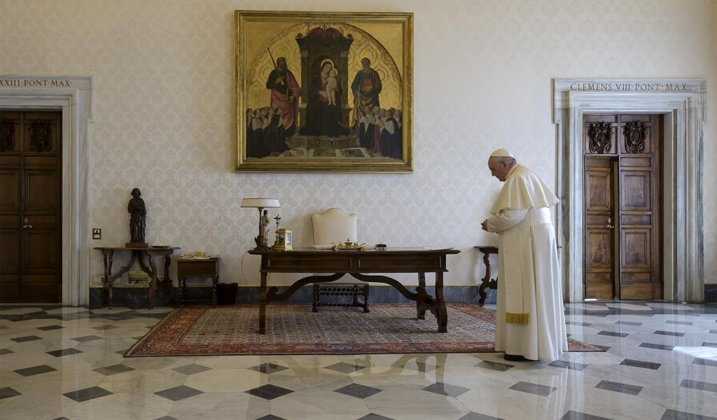 De Paus bidt
